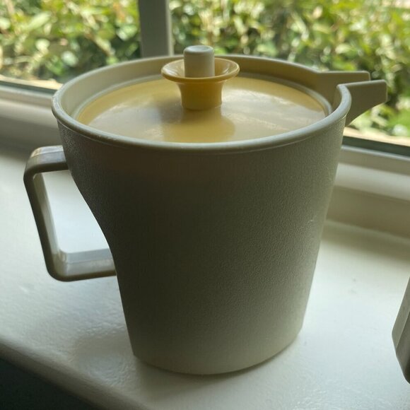 Vintage Tupperware Sugar and Creamer set in Almond and Gold - Picture 14 of 15